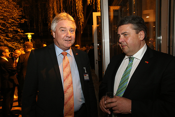 Oliver Winzenried (left) talking to Federal Minister Sigmar Gabriel during the trip to China at the end of April. Photo © Frank Ossenbrink