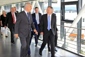 Managing director Eberhard Grünert (r.) leads Saxony’s Prime Minister Stanislaw Tillich (l.) through the new production building at Beierfeld.