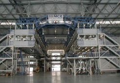 To install the interior fittings of the Airbus 380, Albatros Engineering developed this 60m long, 10m wide and almost 10m high gallery system, which weighs some 350 tonnes